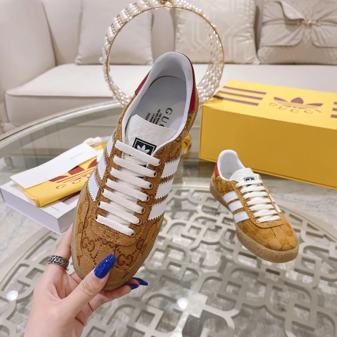 👟👟Ex-factory price 480👟👟 Women's shoe factory Gucci&adidas joint limited edition couple's sneakers. A super nice joint casual sneaker with rich and bold colors! It showed everyone a completely different charm from the past! Combining retro style and youthful sports style to create a new aesthetic! Vitality yet stylish at the same time! ! Upper - made of cowhide, cowhide, cloth. Lining - sheepskin lining for feet. Sole - original open-molded beef tendon non-slip and wear-resistant outsole. Size: 35-44 (couple style)
